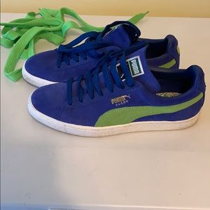 Suede pumas